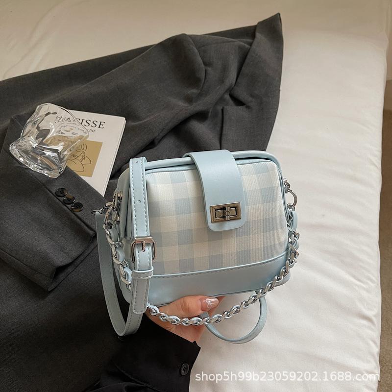 

Niche contrasting color chain women s bag summer new simple fashion lock doctor handbag messenger bag small bag синий