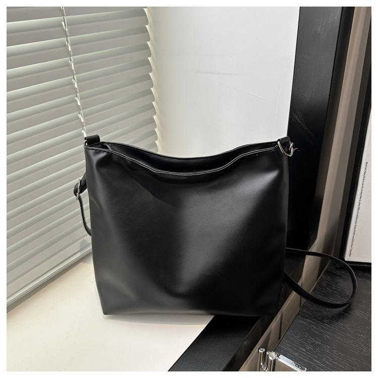 

Корейская версия большой вместимости сумка-тоут 2025 лето вирусные тренды легкая сумка-ведро сумка через плечо для通勤 сумка-мессенджер чёрный