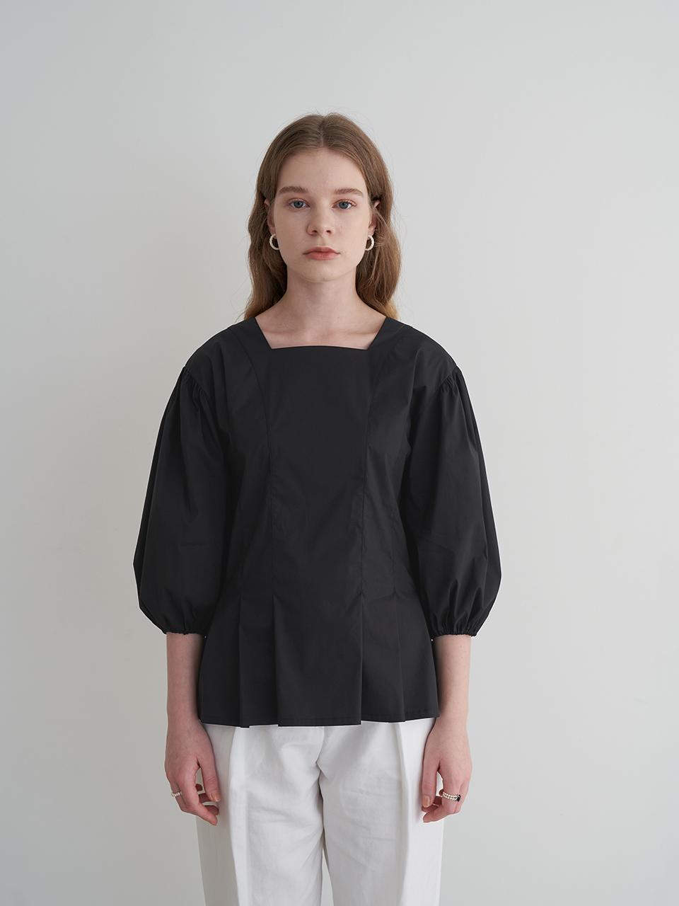 Laviolette Square Neck Pleats Blouse (Black)