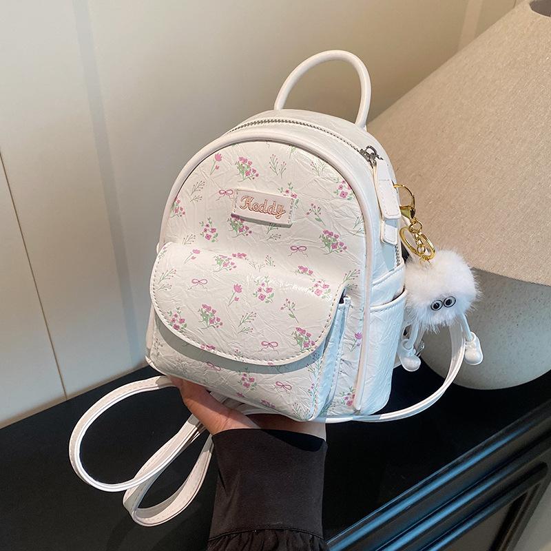 

Женский маленький рюкзак Новый рюкзак для поездок на работу и учебу Универсальный рюкзак Милый With pendant белый