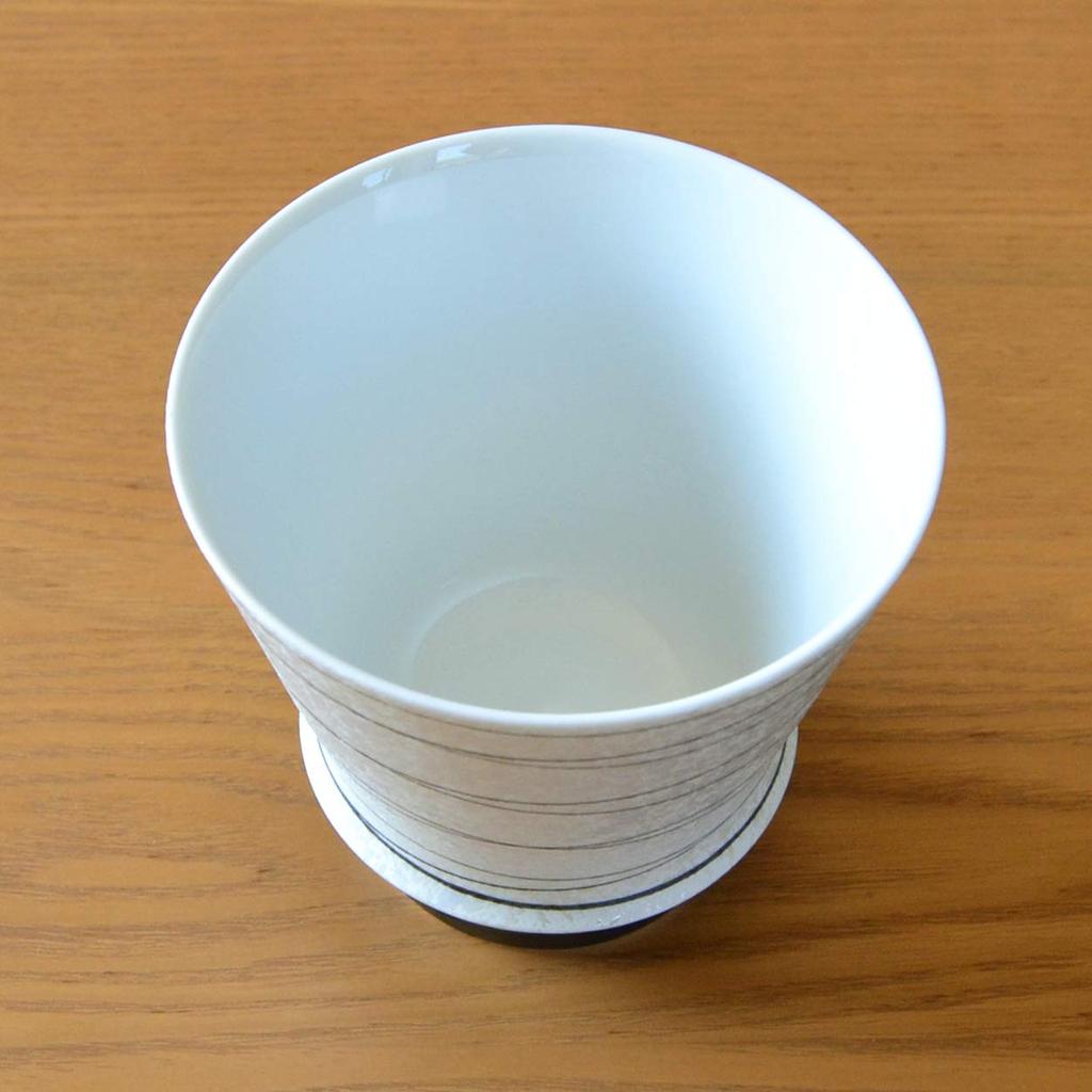 A perfect first paycheck gift for and anyone looking for This Arita ware shochu Kotobuki comes in a wooden parents, grandparents, gratitude. glass,
