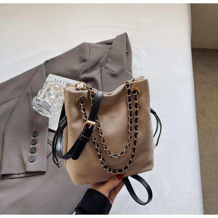 

Retro drawstring chain bucket bag women s 2025 autumn new Korean version of personality trend versatile shoulder messenger bag