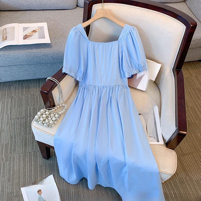 Kobieca letnia sukienka plus size o luźnym kroju i niszowym designie