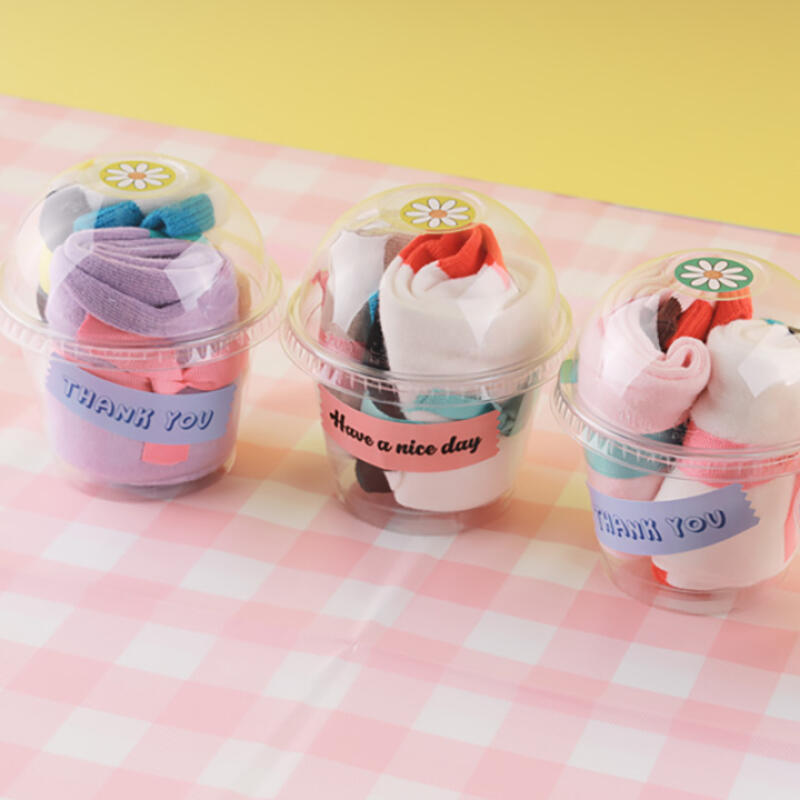 Un ensemble de 2 paires de chaussettes pour femmes de couleur fraîche et mignonnes.