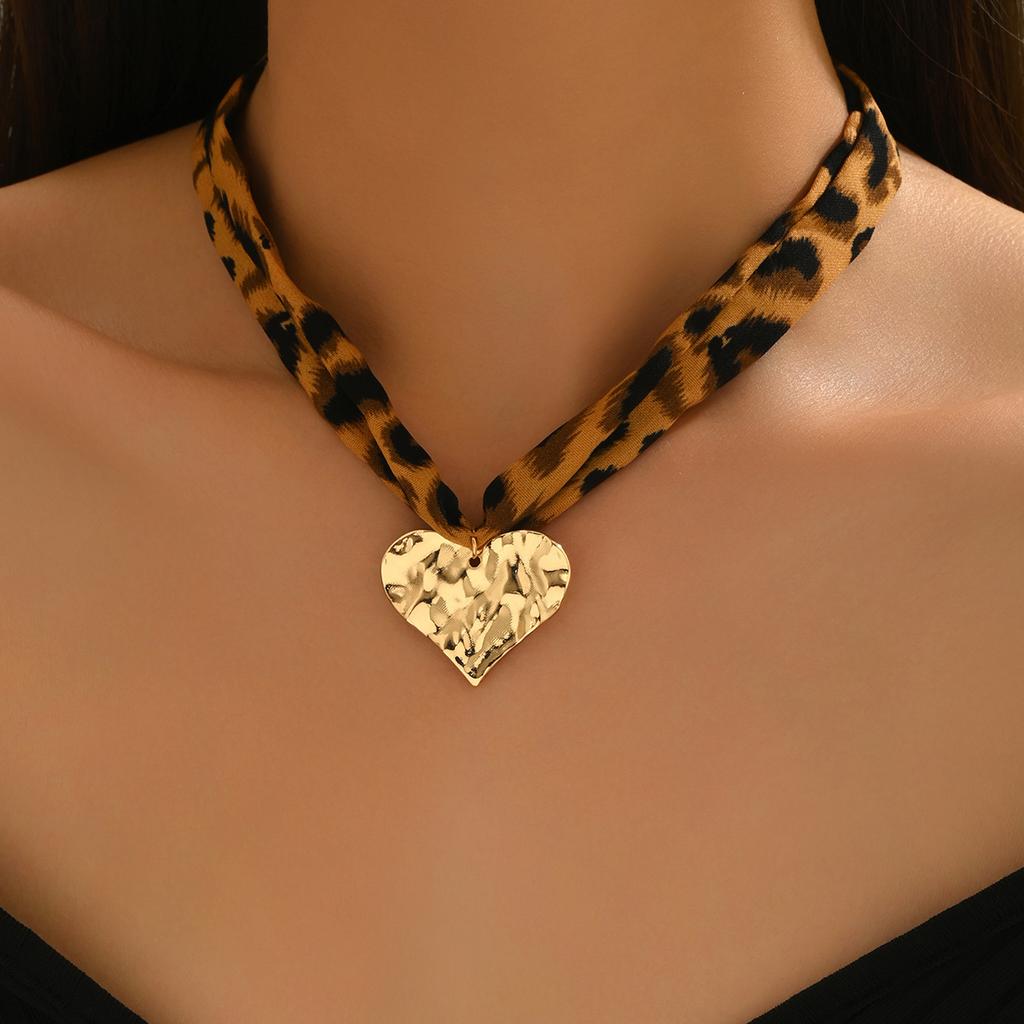 Leopard print love necklace wholesale niche trend jewelry hip hop wind star peach heart choker collar