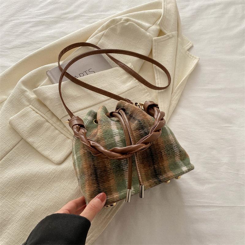 Today's fashion and large-capacity retro plaid strap bag women's new messenger bag bucket bag