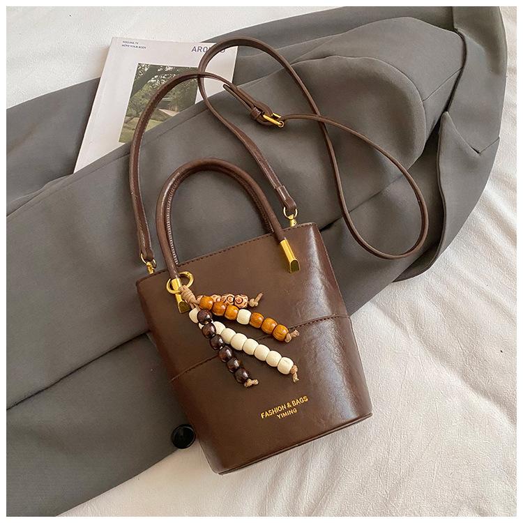 Fashion and high-value retro small bag women's winter new casual messenger bag portable bucket bag small bag