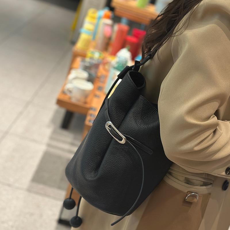 Ladies Cow Leather Shoulder Underarm Bag Women Luxury Designer Cowhide Handbags Female Retro Large Capacity Commute Bucket Bags