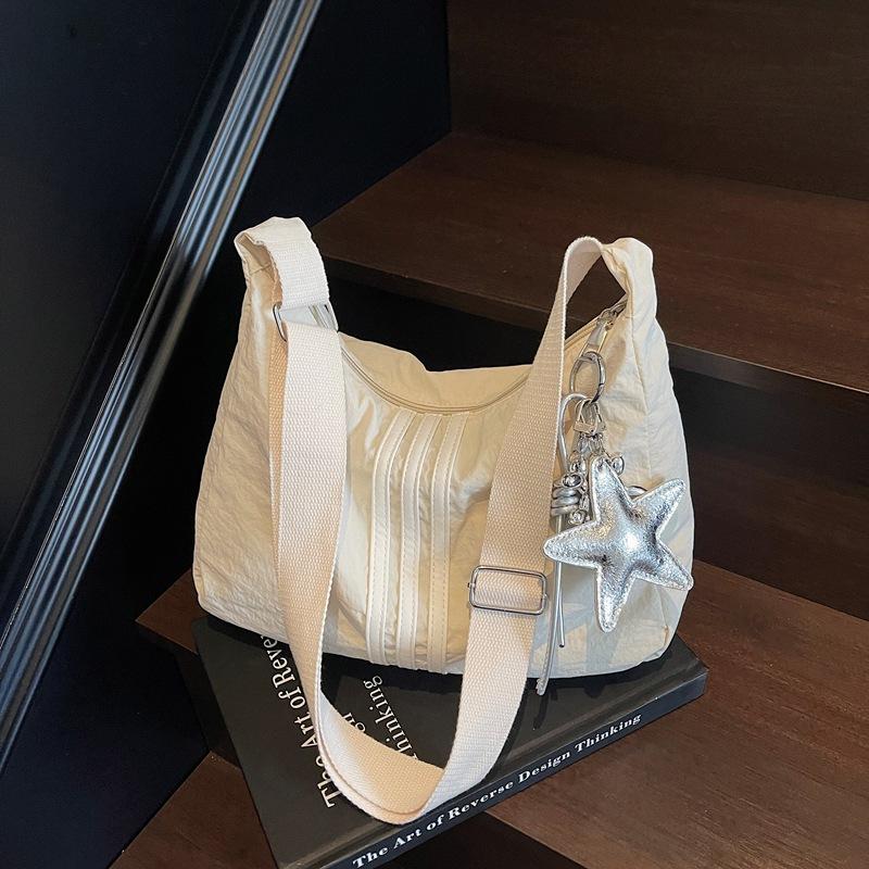 

Корейская версия модной спортивной наплечной сумки 2025 новая повседневная легкая вместительная сумка для спортзала универсальная полосатая сумка кроссбоди Without pendant