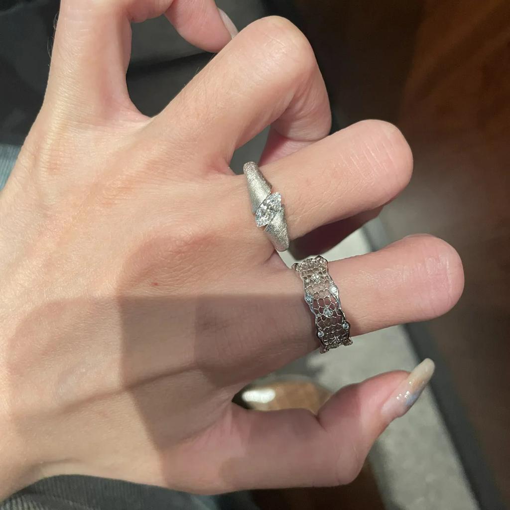 Italienischer Mittelalterlicher Alter Geld Wind Hohlspitze Wabenring Licht Luxus Epoxid Diamant Gebürstet Gestapelter Pferdeaugenring