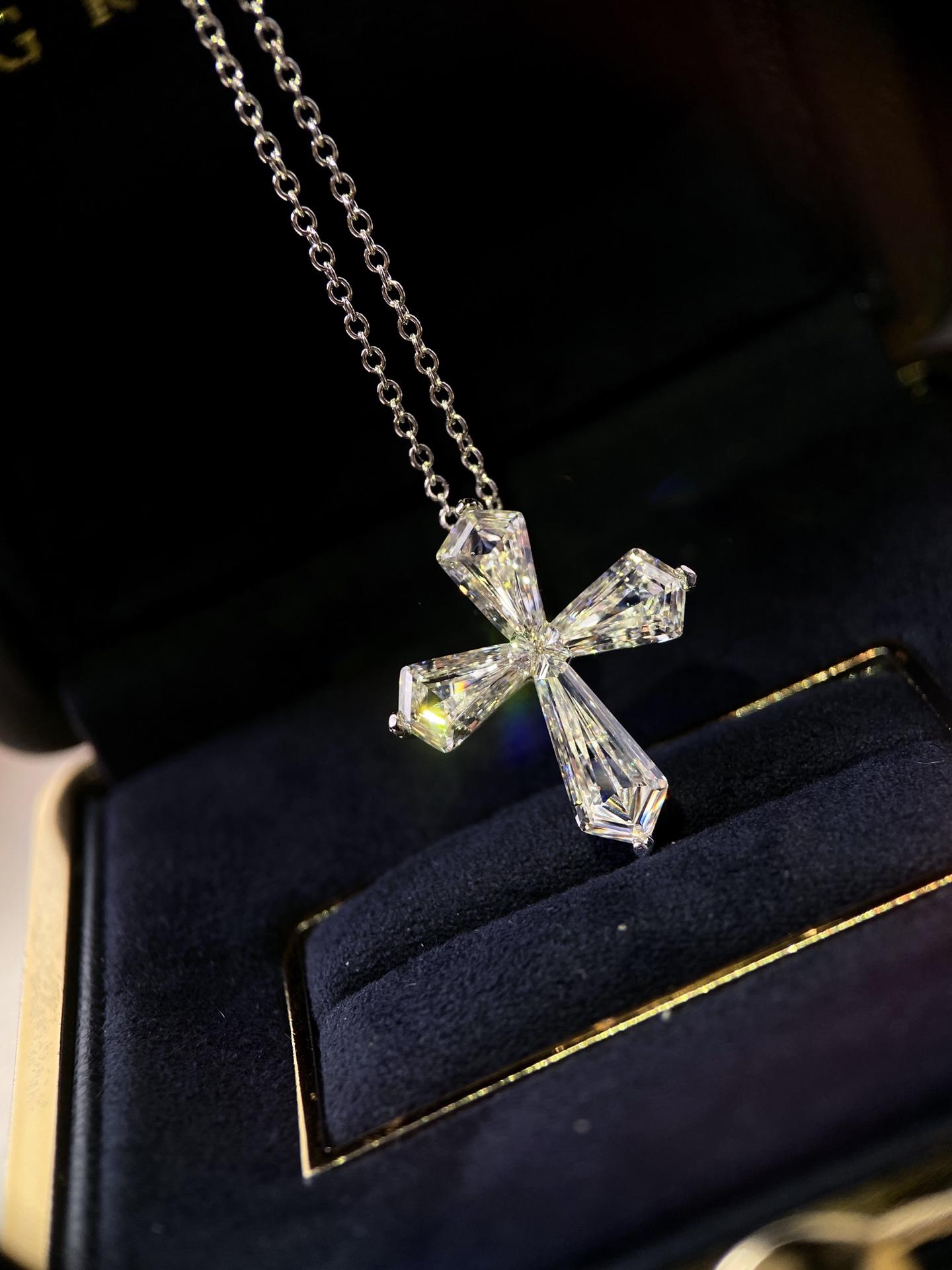 

Ожерелье с подвеской Cross Premium, технология безграничной инкрустации, прозрачное и чистое, суперсреднего размера, 25 мм, общий вес 6 карат