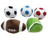 Weicher Plüsch-Fußball Spielzeug, Rot Weiß Gefüllter Fußball, Niedliches Quietschendes Haustier Kauspielzeug für Hunde Katzen, Interaktives Spielzeug Geschenk für Kinder