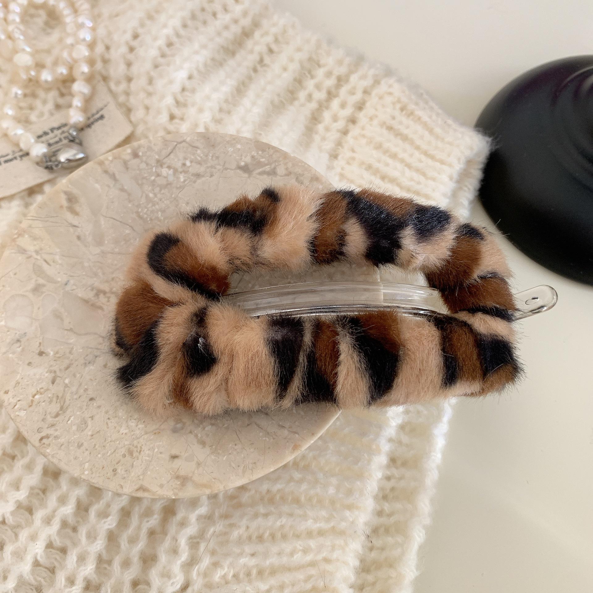 

Новая милая заколка для волос с перекрученным искусственным мехом, большого размера, мягкая плюшевая пушистая заколка для волос, пластиковая шпилька, женские аксессуары для волос