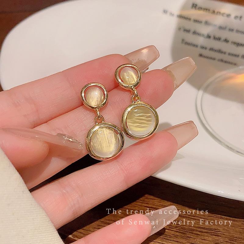 

Silver needle high-end round opal earrings women s retro Hong Kong style personalized stud earrings New earrings