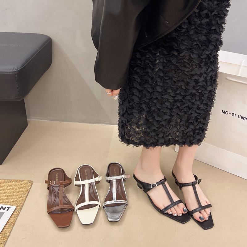Coarse-heeled silver slippers for women's summer wear, new sandals, niche one-word drag, high-end cool slippers for women
