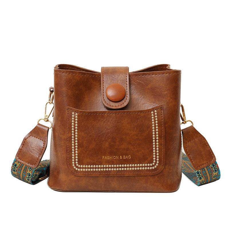 

Ретро вместительная корейская версия широкий плечевой ремень сумка через плечо женская 2025 для поездок на работу текстурная вместительная сумка-ведро женская