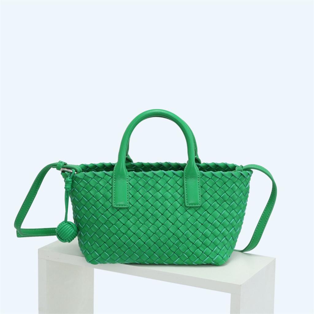 Fashion new lambskin hand-woven handbag wholesale casual versatile vegetable basket genuine leather women's bag messenger bag