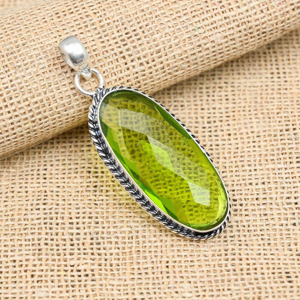 Colgante de peridoto hecho a mano en plata de ley 925 para bodas.