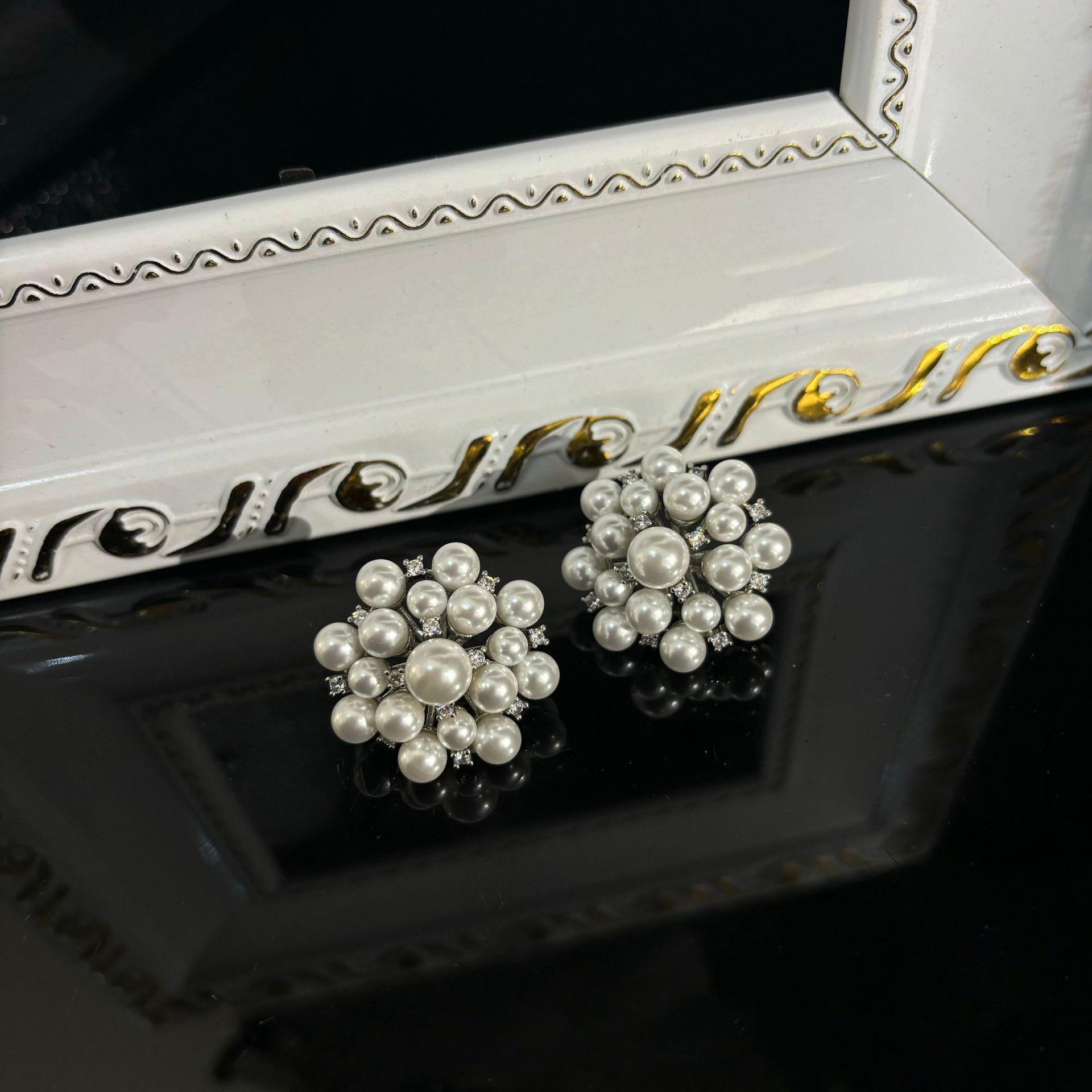

Medieval Earrings Exquisite Diamond-Encrusted Imitation Hollow Three-Dimensional Women S Flower Light Luxury High-End Stud Earrings