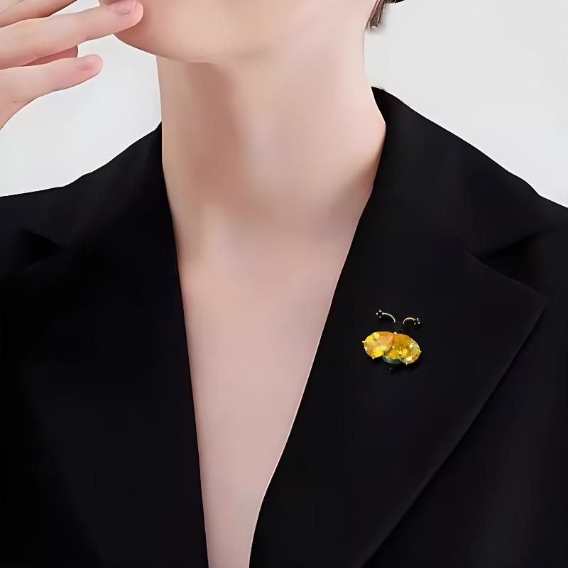 Crystal Little Bee Mini Brooch, Cute and Exquisite Corsage Cardigan Collar Accessory, Summer Anti-glare Clasp Pin