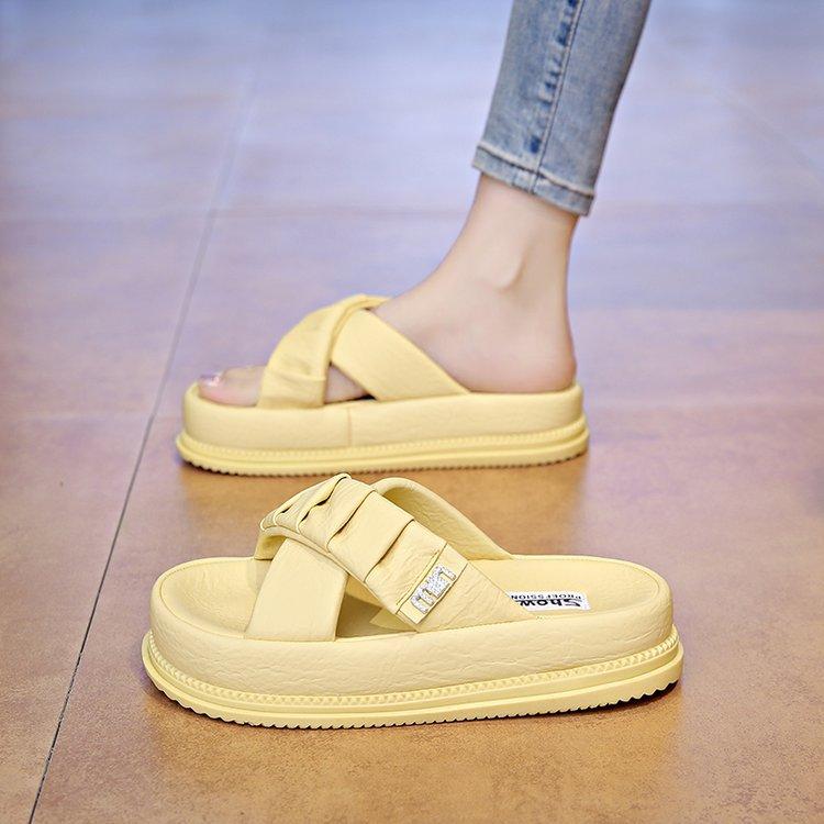 Fairy wind with skirt, thick-soled cool slippers, women's summer wear fashion 2025 new super fire going out beach sandals