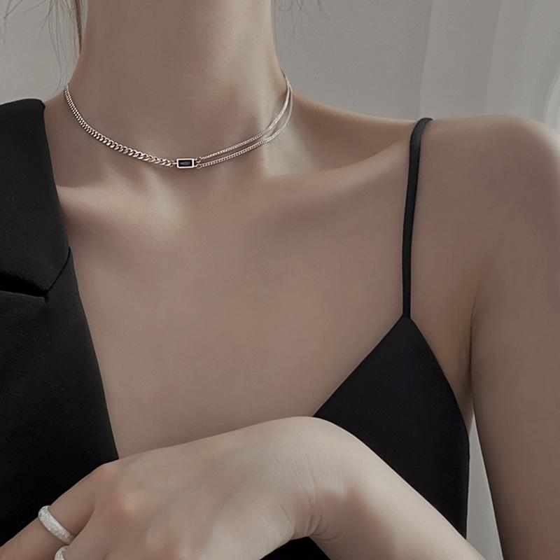 Stříbrný přívěsek S925 Černý čtverec - Náhrdelník s niche designem, Lehký luxusní choker pro ženy, Perfektní letní šperk na klíční kost.
