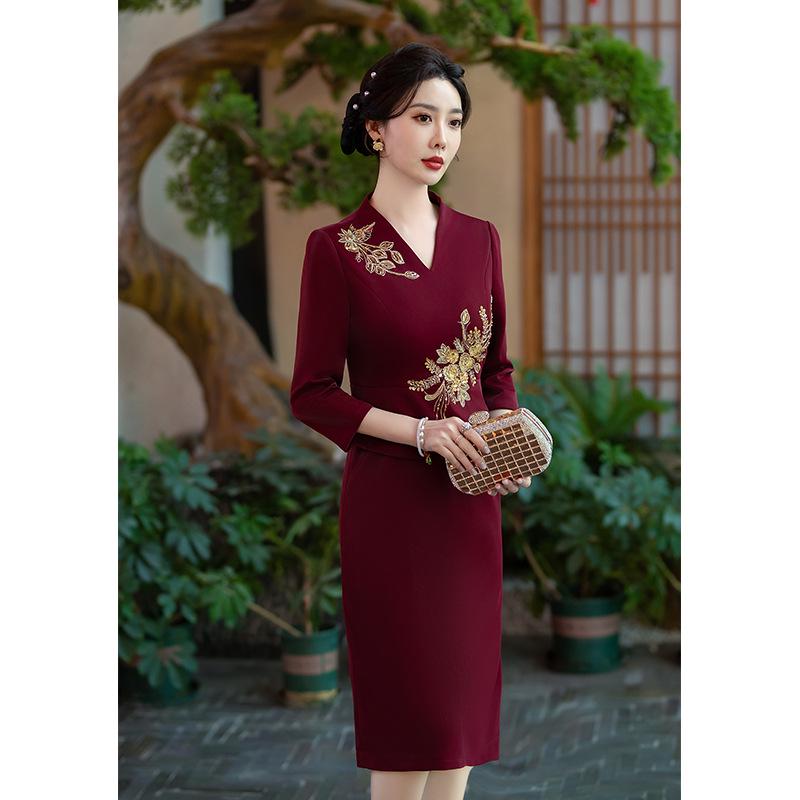Elegantné čínské šaty Cheongsam pre matku nevesty: 2025 Štíhle spoločenské šaty na svadobnú hostinu