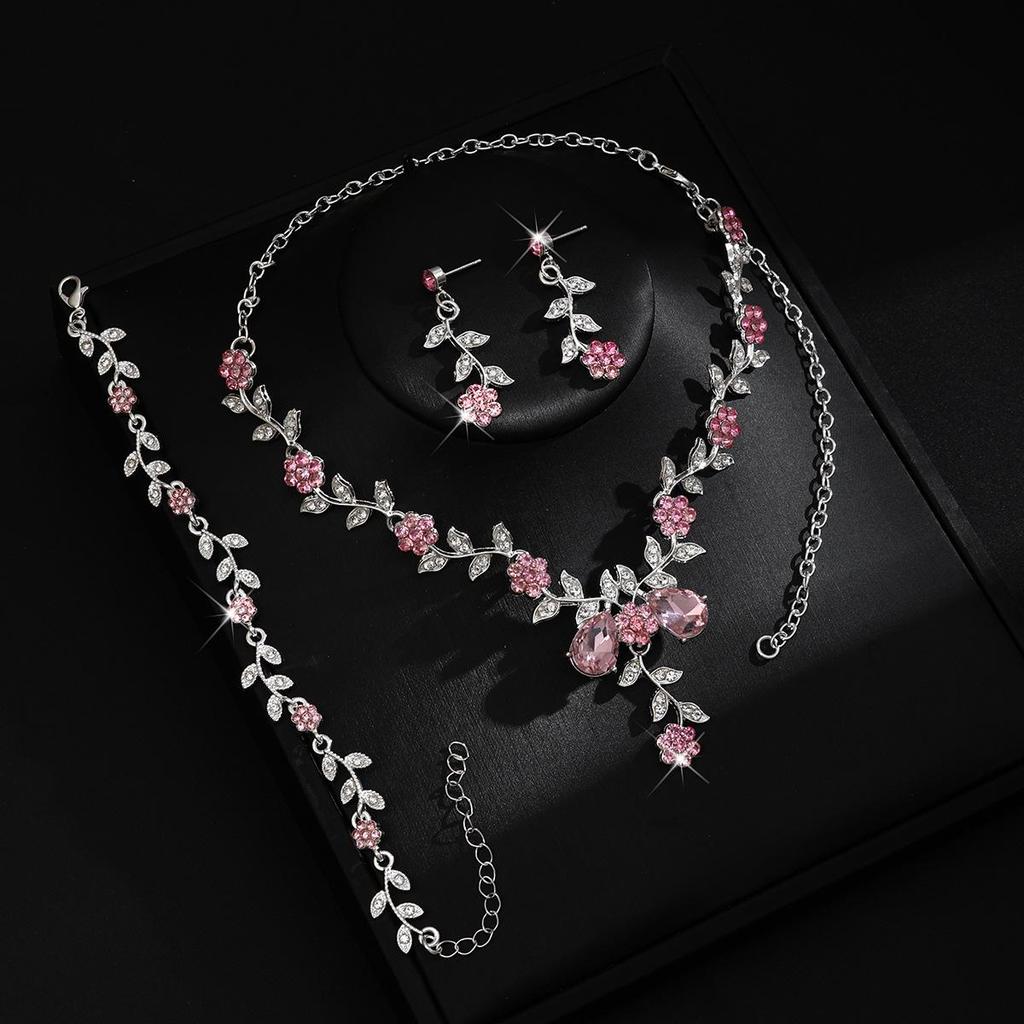 Wyrazisty zestaw biżuterii z cyrkoniami: Naszyjnik, Kolczyki i Bransoletka na Studniówkę lub jako Akcesoria do Kostiumu.