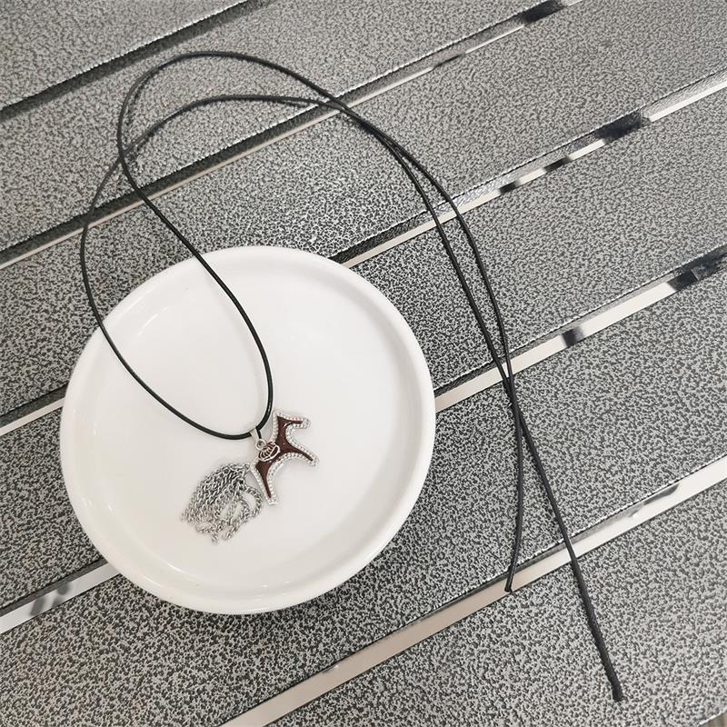 

Ожерелья-подвески с кисточкой в виде лошадки-пони из титановой стали для женщин, регулируемая длинная веревочная цепочка для свитера, аксессуары для шеи, подарки