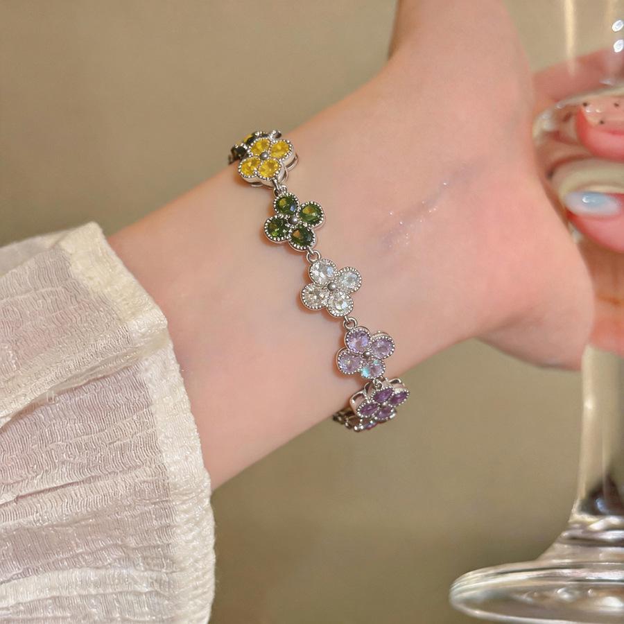 Elegant Zircon Love Heart Flower Bracelet for Women: Fashionable & Versatile Hand Jewelry