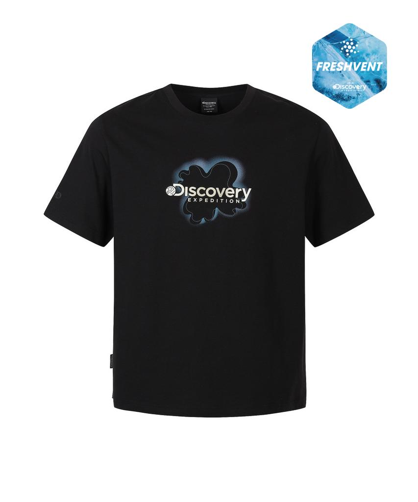 DISCOVERY EXPEDITION Uni Freshvent Map Lettering Short Sleeve T-Shirt (Black)