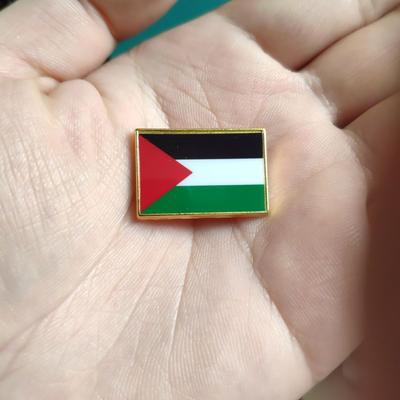Brož s palestinskou vlajkou vyrobená z materiálu slitiny zinku potaženého PVC. Absolvoval specializovaný model