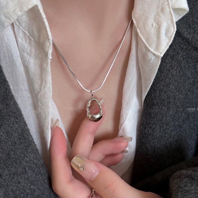 Elegant Metal Heart Clavicle Necklace for Women - Light Luxury Design