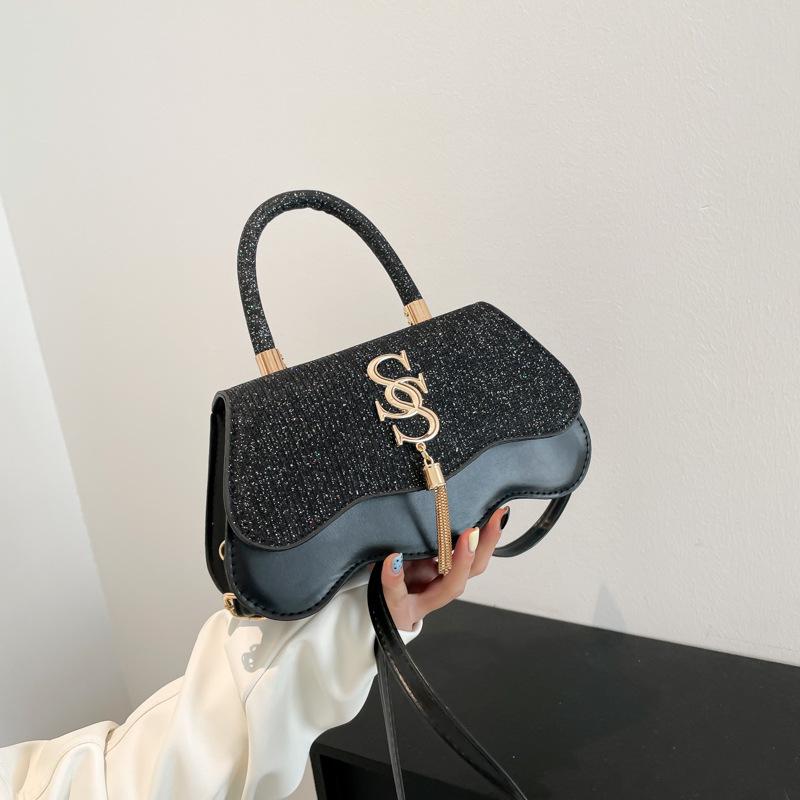 

Sparkling new autumn versatile fashion handbag women s personality leisure commuting simple and lightweight messenger bag чёрный
