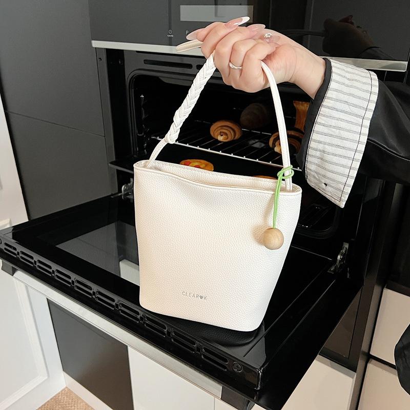 Retro Underarm Bag Women's 2025 New Simple High-end Niche Bucket Bag Fashionable and Popular Shoulder Bag