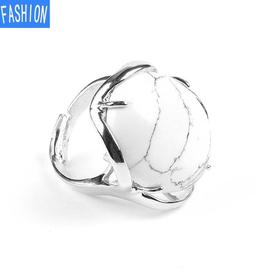 Natürlicher ovaler Kristallring mit vier Krallen