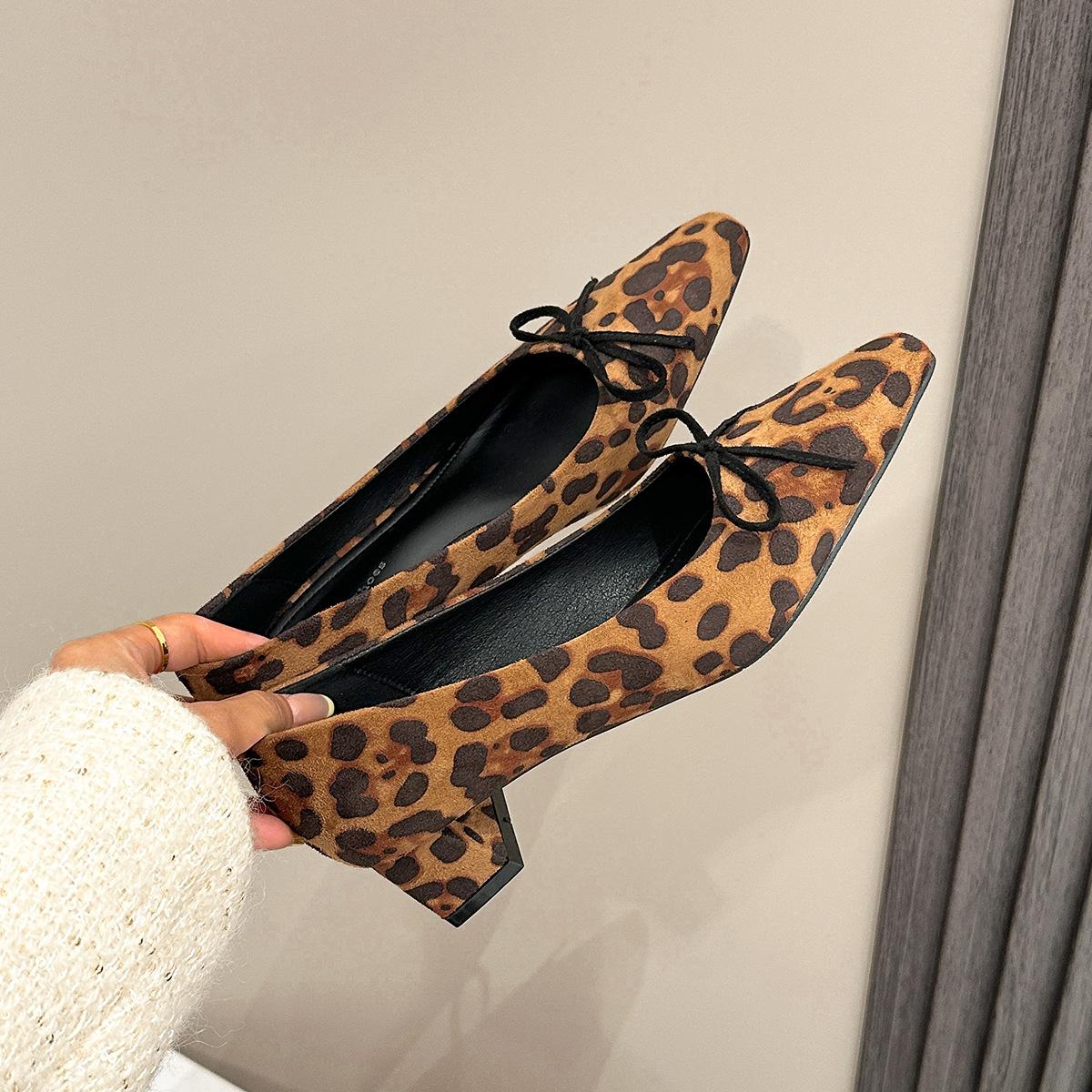 

H38-1 elegant retro style delicate women s shoes temperament square head bow shallow mouth single shoes women s 2025 low heels 40