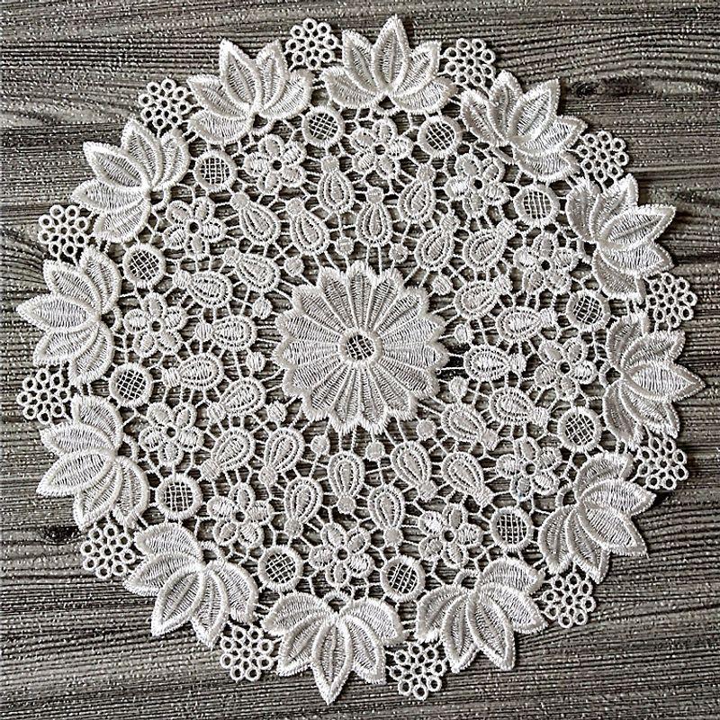 

Европейский Вход Люкс Кружево круглый Белый Подставка Обеденный Стол Теплоизоляция Нескользящий Коврик Тканевая Ваза Коврик Настольная Лампа Коврик Color 3 Diameter 20cm