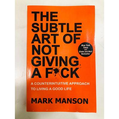 Arta subtilă de a nu-ți păsa carte - De Mark Manson Carte Folosită