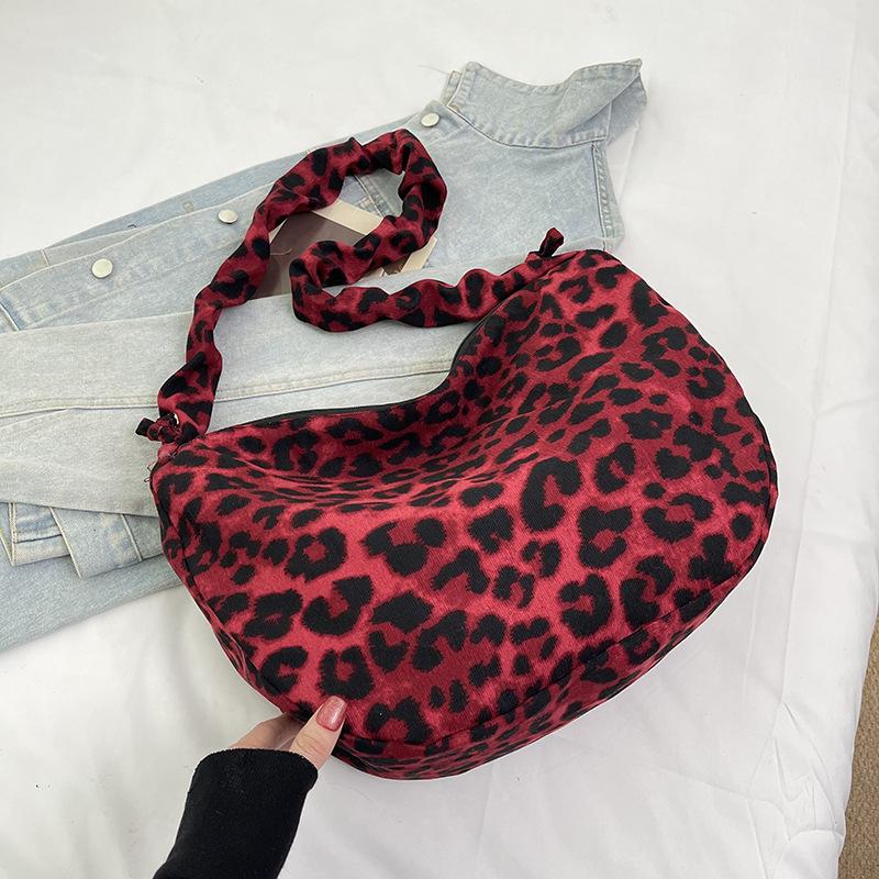 

Повседневная маленькая сумка женская 2025 новая универсальная сумка подмышку сумка-мессенджер для поездок на работу портативная осенне-зимняя новая сумка-тоут красный