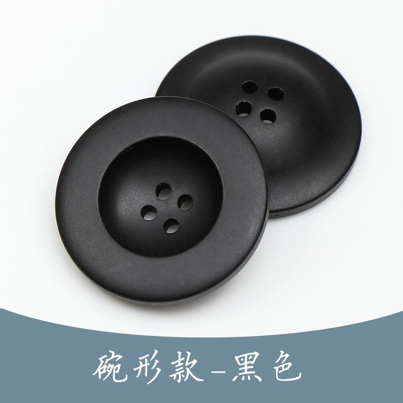 Svarta trenchcoat med hartsknappar, kostymimitation, hornknappar, färgade fyröglade knappar i exklusivt ullmönster