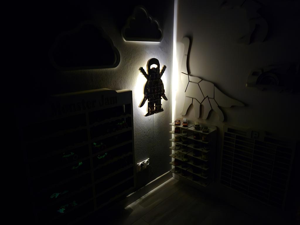 Regał na ludziki minifigurki - black ninja z funkcją lampki