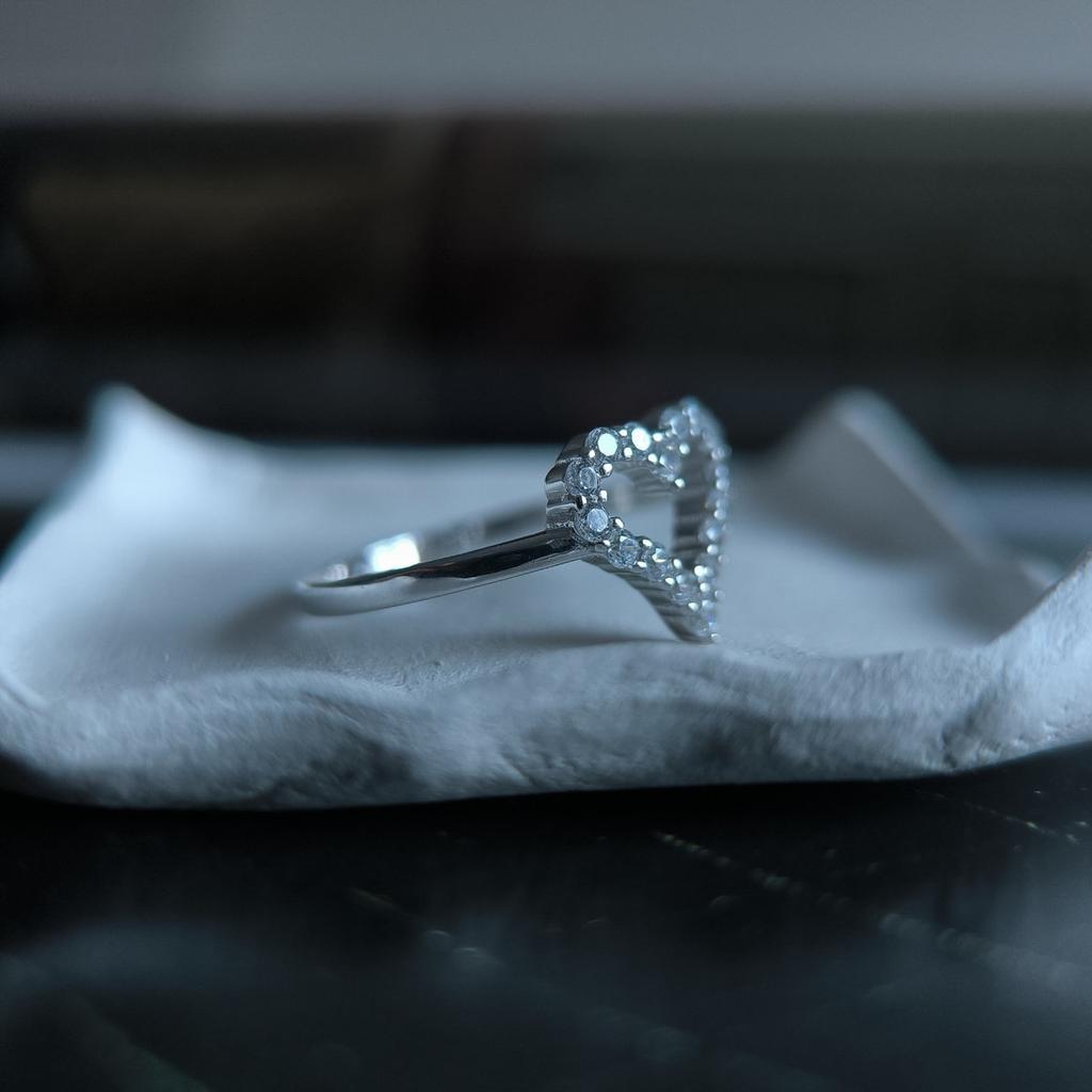 Серебряное кольцо с фианитами, вес изделия 2,07 гр (2207894)