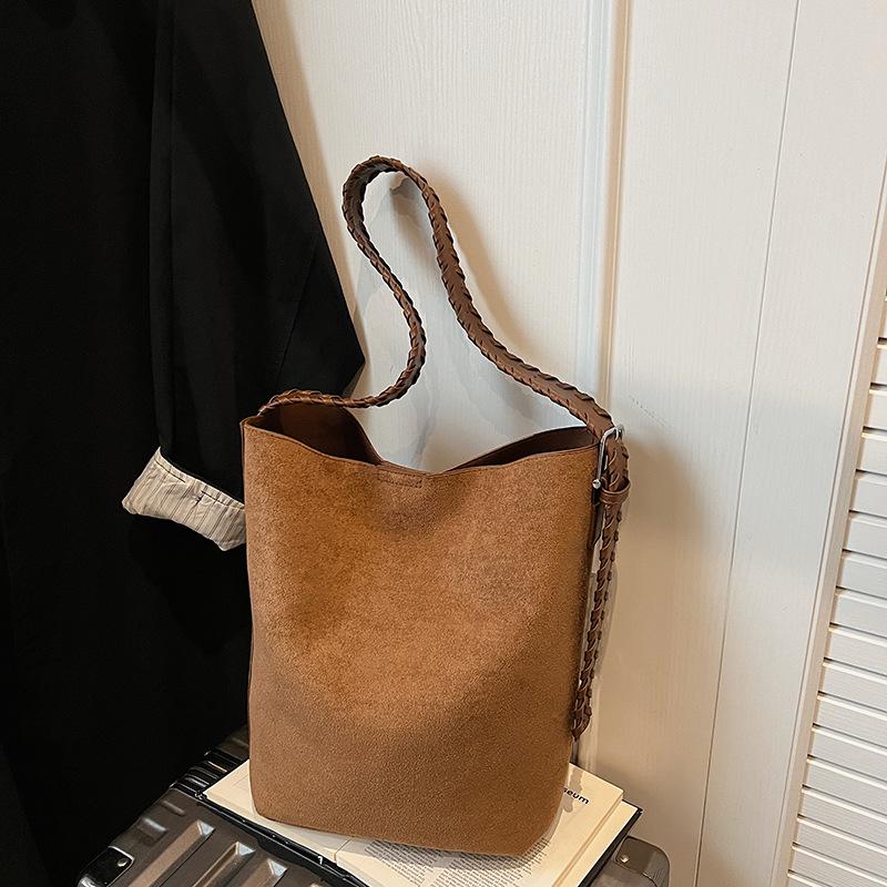 Simple retro large-capacity bag women's 2025 new commuter versatile messenger bag fashionable shoulder underarm bucket bag