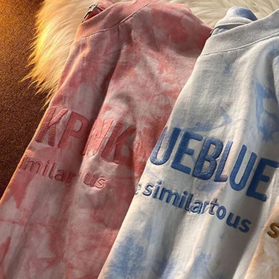 Modisches Damen-T-Shirt Buchstabenstickerei Batik-Print Kurze Ärmel Locker Geschnittene Bluse für die Arbeit