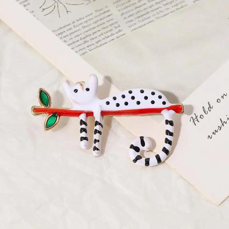Green-eyed Cat Brooch Geometric Kitten Enamel Pin Lapel Pins Backpack Clothing Scarf Accessories Fashion Animal Jewelry Gift