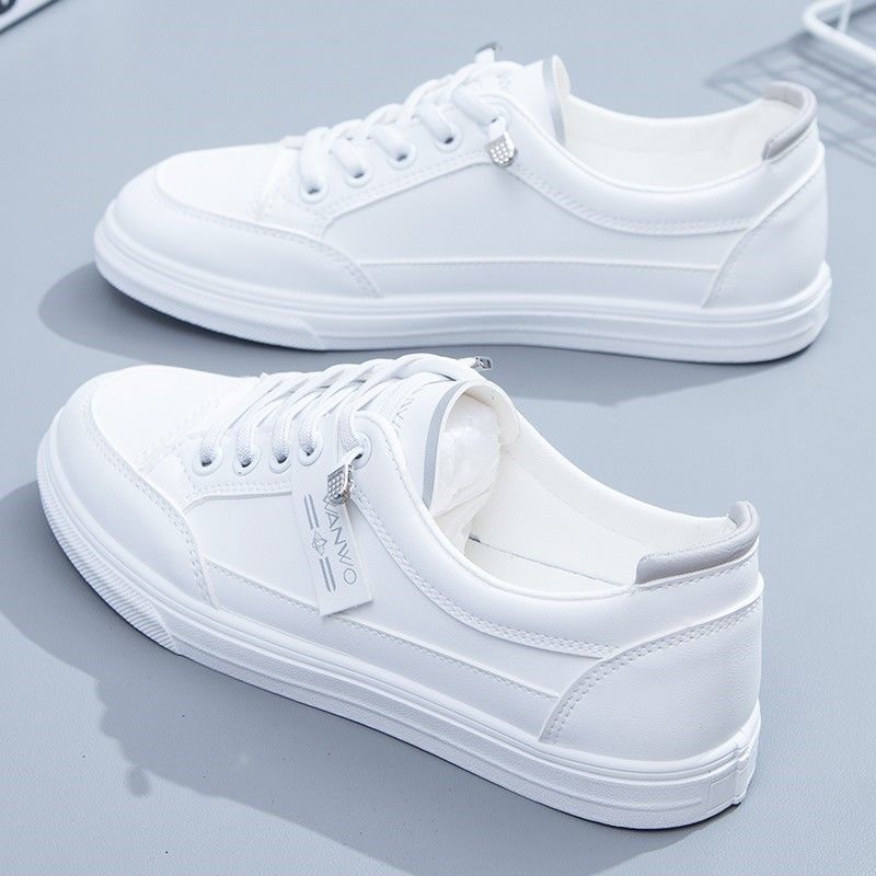 2025 Sommer vielseitige beliebte kleine weiße Damenschuhe Frühling und Sommer neue lässige flache Grundplatten-Schuhe ins Sportschuhe weiß