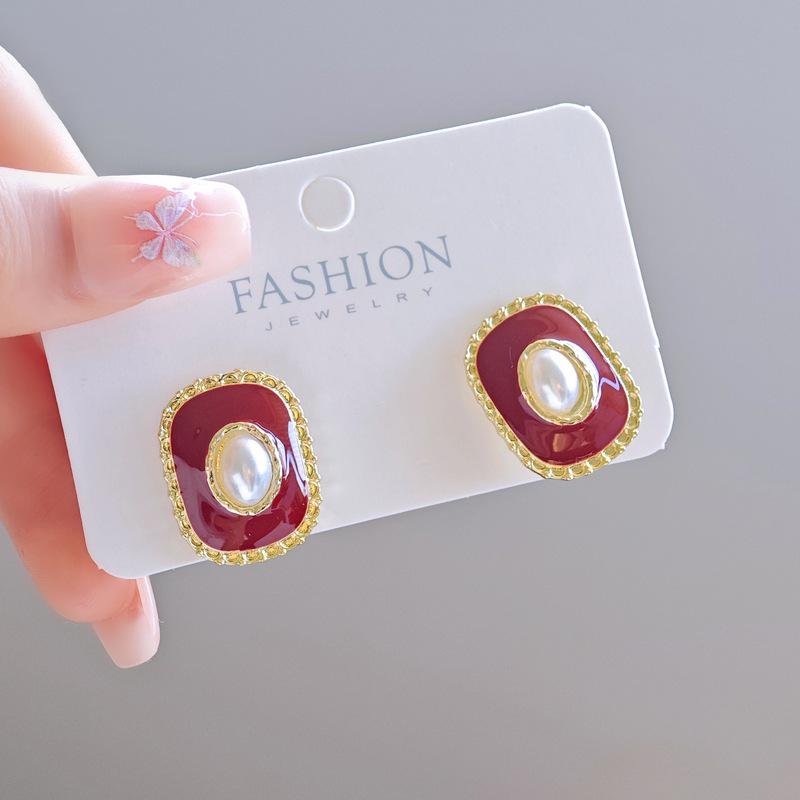 Orecchini Rossi Borchiati alla Moda Stile Hong Kong 2025 per Donna: Moda Elegante Autunno/Inverno di Alta Gamma