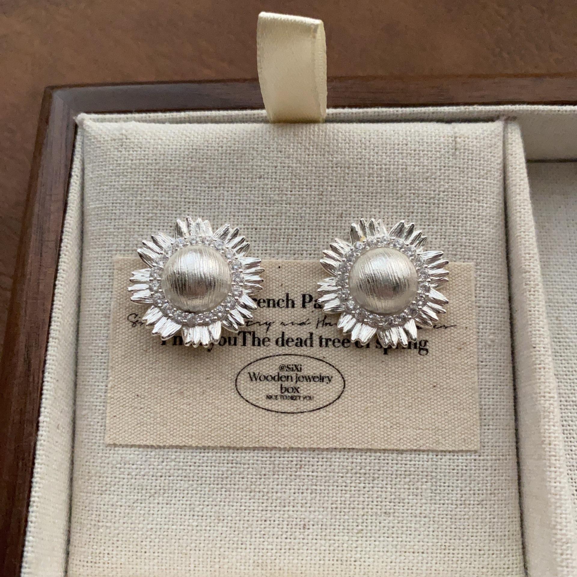

Retro elegant sunflower stud earrings zircon high-end light luxury temperament unique daily simple exquisite earrings