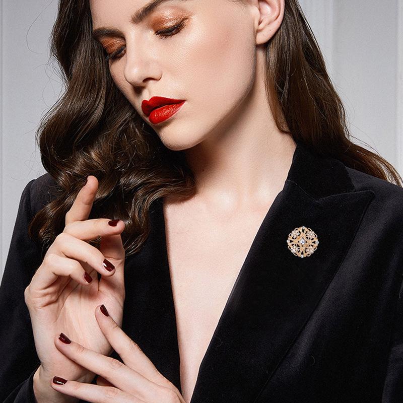 High-Grade Silver-Plated Diamond-Encrusted Classical Corsage Brooch Versatile Collar Collar Pin